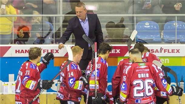 Spieler der Fischtown Pinguins mit Trainer Thomas Popiesch