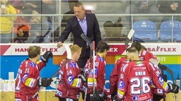 Spieler der Fischtown Pinguins mit Trainer Thomas Popiesch