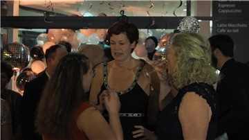 Bei ausverkauftem Haus feierten die Gäste ausgelassen bis in die frühen Morgenstunden. Für Abwechslung sorgten der Auftritt des Männerballetts und die Ziehung der Hauptpreise der Tombola.