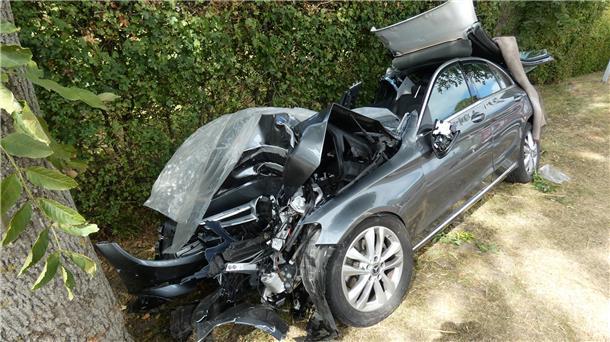 Bei Cappel prallt ein Mercedes mit zwei Senioren aus dem Raum Mainz gegen einen Baum. Die Beifahrerin hat den Unfall nicht überlebt.