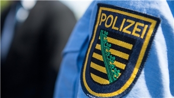 Bei dem Angriff wurden mehrere Polizisten leicht verletzt. (Symbolbild).