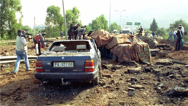 Meistgesuchter Mafioso Italiens verhaftet Bei dem Bombenanschlag im Jahr 1992 wurden der Mafia-Jäger Giovanni Falcone, seine Frau und drei Polizisten im Gefolge getötet.