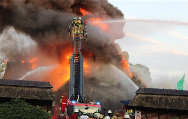 Feuerwehreinsatz bei einem Großbrand in Bardenfleth