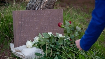 Bei dem Brandanschlag 1991 starb der ghanaische Asylbewerber Samuel Yeboah. Hier ein Gedenkstein in Saarlouis.