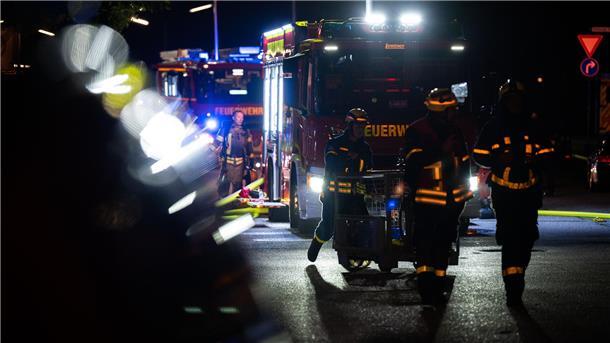 Rauchpilz über Leherheide: Großalarm mit 100 Rettungskräften am Sonntagabend Bei dem Löscheinsatz in Leherheide hatte die Bremrhavener Feuerwehr Unterstützung von THW und Rettungsdienst.
