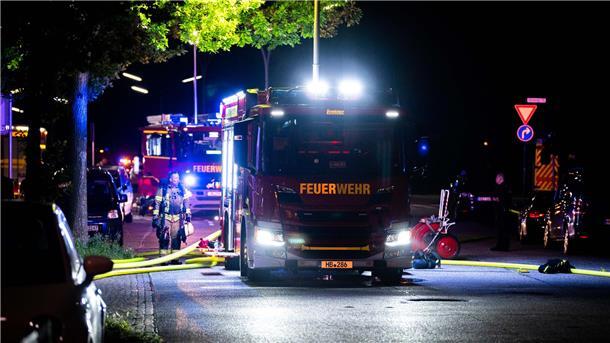 Rauchpilz über Leherheide: Großalarm mit 100 Rettungskräften am Sonntagabend Bei dem Löscheinsatz in Leherheide hatte die Bremrhavener Feuerwehr Unterstützung von THW und Rettungsdienst.