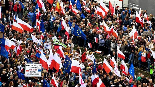 Rund eine Million Menschen protestieren gegen PiS-Regierung Bei dem Protest waren viele Polen- und EU-Flaggen zu sehen.