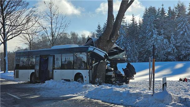 Bei dem Unfall eines Schulbusses im Erzgebirge ist ein Schüler ums Leben gekommen.