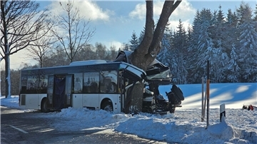 Bei dem Unfall eines Schulbusses im Erzgebirge ist ein Schüler ums Leben gekommen.