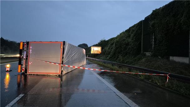 Starkregen überflutet Straßen und Keller im Westen Bei dem Unfall wird Aquaplaning als Ursache angenommen.