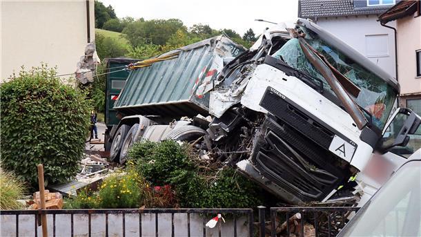 Lkw kracht in Wohnhaus in Südhessen - Elfjähriger verletzt Bei dem Unfall wurde auch ein Kind verletzt.