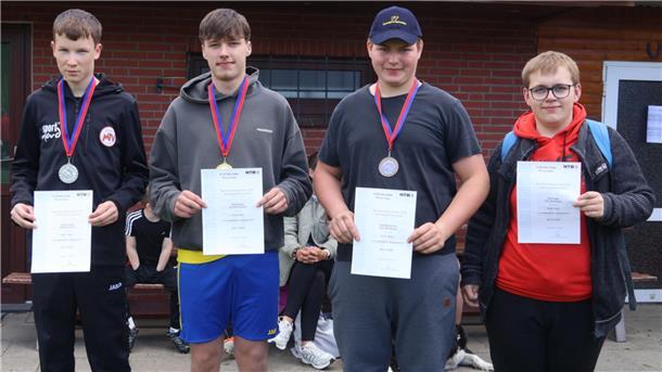 Phil Hellmers (Zweiter von links), Finn Borchers (links), Raik Heidenreich (Zweiter von rechts) und Nico Plagge (rechts)