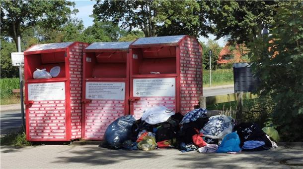Illegal entsorgter Müll an einem Altkleidercontainer-Standort in Nordenham