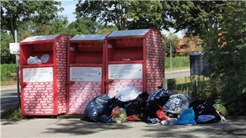 Illegal entsorgter Müll an einem Altkleidercontainer-Standort in Nordenham
