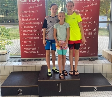 Charlotte Rüther, Lotte Luise Müller und Julia Thamer schwimmen für den SV Nordenham