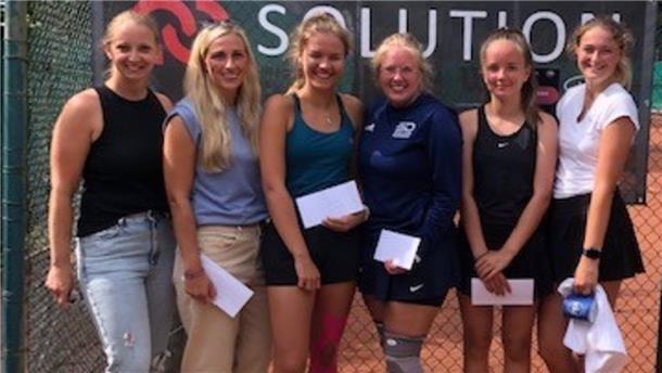 Beim A&T-Solution Cup sind TKN-Akteure siegreich Siegerehrung Damen beim Tennisklub Nordenham.