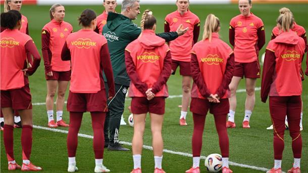 Viel Lachen, aber auch mal Tränen: Wück und die DFB-Frauen Bei den Fußballerinnen ist doch einiges anders für Christian Wück