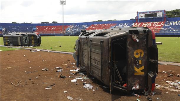 Mindestens 174 Tote bei Massenpanik in Indonesien Bei den Fußballkrawallen sind auch Polizeiautos zerstört worden.