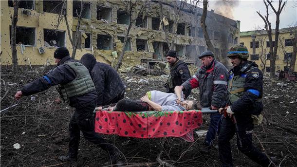 Bei den russischen Angriffen auf Städte in der Ukraine werden viele Menschen schwer verletzt. Noch ist unklar, ob und wie viele der Verletzten als Flüchtlinge auch die Bremerhavener Kliniken erreichen werden. 