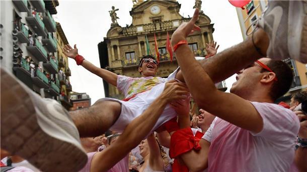 Bei den Sanfermines fließen Rotwein und Sangría in rauen Mengen.