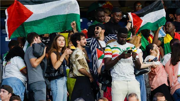 Bei den Spielen der israelischen Fußballer gab es auf den Tribünen Proteste.