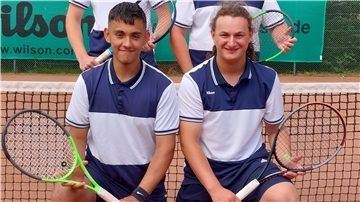 Jonas Thölen und Silas Wittrock spielen Tennis beim SV Nordenham.