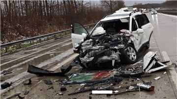 Bei den Unfällen aufgrund von Straßenglätte am Montag wurden auch mehrere Autos schwer beschädigt.