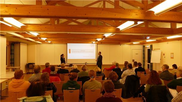 Bei der 17. Offenen Präventionsversammlung wurde der Jahresbericht 2021/22 des Loxstedter Präventionsrates öffentlich vorgestellt. Loxstedts Erster Gemeinderat Holger Rasch begrüßte an dem Abend als Dozentin Laura-Romina Goede, die einen Vortrag zum Thema „Catcalling - Ausmaß und Folgen der verbalen sexuellen Belästigung“ hielt.
