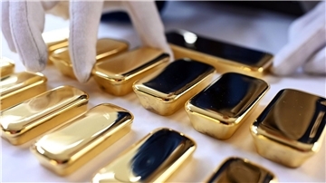 Bei der Agosi AG in Pforzheim werden frisch gegossene Goldbarren gezeigt. Derzeit sinkt der Goldpreis immer weiter ab.