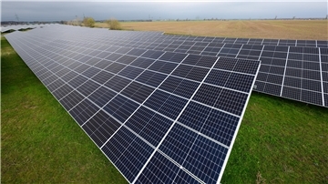 Solaranlagen sind auf einer Wiese montiert.