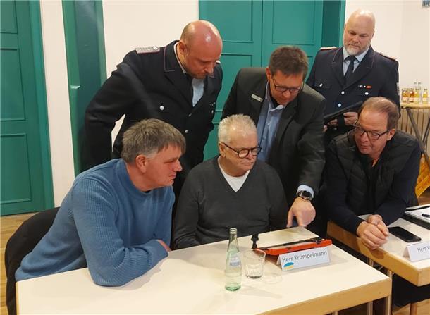 Bei der Ausschusssitzung simulierte die Feuerwehr einen Alarm, um den Ratsmitgliedern zu demonstrieren, wie dabei inzwischen moderne Technik hilft.