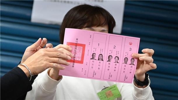 Taiwan wählt China-Kritiker zum Präsidenten Bei der Auszählung der Stimmen werden die Wahlzettel Bürgern gezeigt, um das Verfahren transparent zu machen.