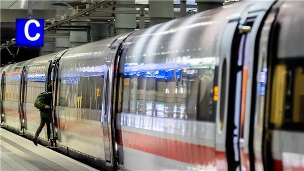 Lkw-Maut, Pflege, Wein und Bahn: Was sich im Dezember ändert Bei der Bahn gibt es viele neue Verbindungen.