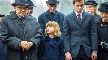 Bei der Beerdigung der Mutter findet die kleine Marie wenig Trost in der Familie.