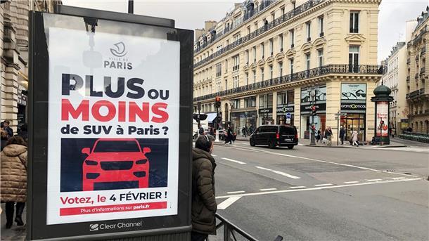 Bald drastisch höhere Parkgebühren für SUV in Paris? Bei der Befragung kann die Pariser Bevölkerung entscheiden, ob es zur Verdreifachung der Parkgebühren auf öffentlichen Parkplätzen für die schweren Stadtgeländewagen kommt.