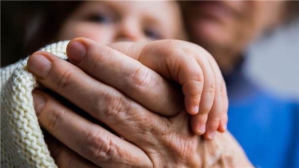 Ältere bringen sich stark in Familie und Gesellschaft ein Bei der Betreuung von Enkeln spielen die Über-60-Jährigen eine große Rolle.
