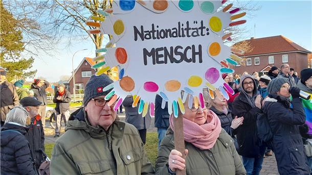 Bei der Demo gegen Rechtsextremismus in Beverstedt fallen viele Teilnehmer mit kreativen Plakaten auf.