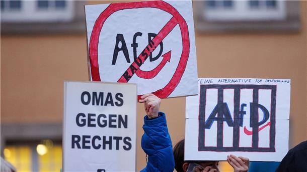 Hunderttausende bei Demos gegen rechts Bei der Demo in Gütersloh auch dabei: Die „Omas gegen Rechts“.
