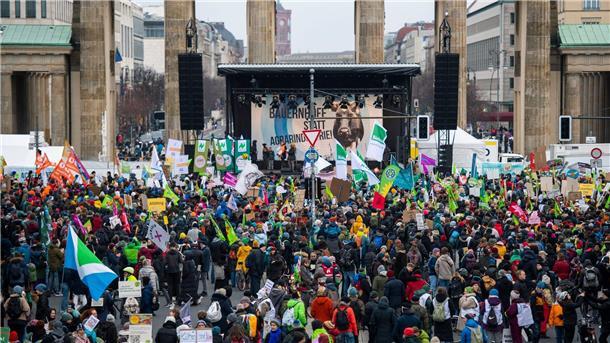 Bei der Demonstration der Initiative „Wir haben es satt!“ zu „Gutes Essen für alle - statt Profite für wenige“ stehen Teilnehmer vor dem Brandenburger Tor.