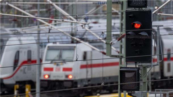 Bahn-Warnstreik am Freitag - Womit Reisende rechnen müssen Bei der Deutschen Bahn und weiteren Bahnunternehmen sind weitere Warnstreiks geplant.