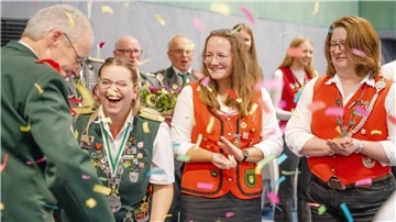 Bei der Ehrung von Samirah Branigan (links) für ihren Erfolg bei den Landesmeisterschaften wurde sogar eine Konfetti-Kanone abgefeuert. 