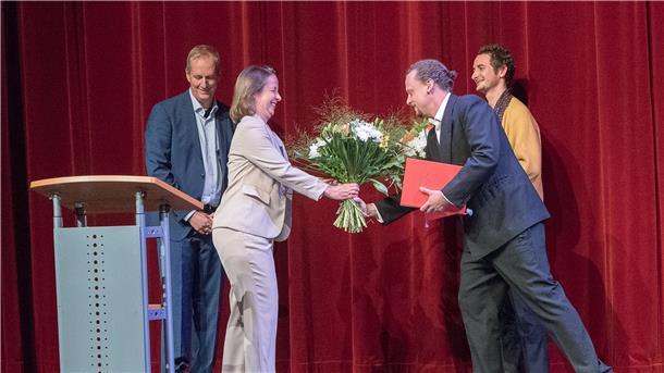 Bei der Eröffnungsgala wurde zum 15. Mal der Herzlieb-Kohut-Preis für besondere künstlerische Leistungen der Vorsaison vergeben. Intendant Ulrich Mokrusch (von links) und Stiftungssprecherin Sophie Schad freuten sich, dass die Auszeichnung den Schauspielern Henning Bäcker und Max Roenneberg zugesprochen wurde. Foto Adebahr-f