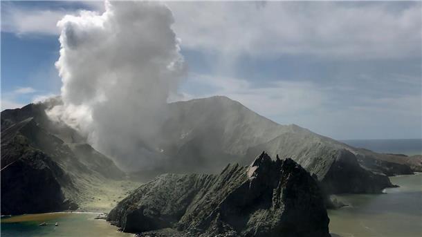 Vulkanausbruch in Neuseeland: Entschädigungen für die Opfer Bei der Eruption auf der Vulkaninsel Whakaari/White Island im Dezember 2019 kamen 22 Menschen ums Leben.