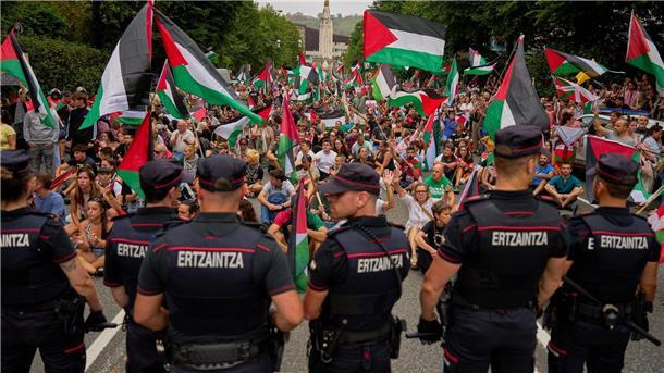Nach Vuelta-Eklat: Friedliche Proteste und Ausreißer-Sieg Bei der Etappe in Bilbao ist es aufgrund der Pro-Palästina-Proteste zu einem Eklat gekommen.