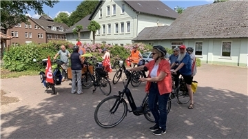 Eine Gruppe Fahrradfahrer versammelt sich