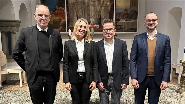 Bei der feierlichen Einführung (von rechts): Geschäftsführer Sebastian von der Haar, Pastor Matthias Richter, Vorsitzender der Gesellschafterversammlung, Constance von Struensee, Vorständin Agaplesion gAG, und Landesbischof Ralf Meister.