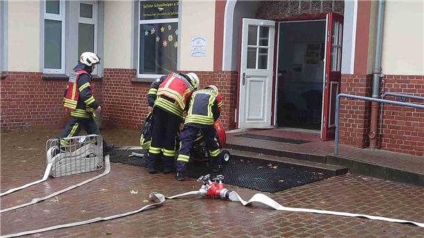 Feuerwehrübung in der Grundschule Sellstedt