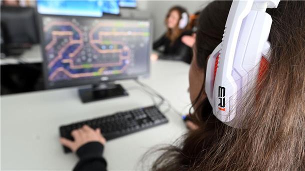 Bei der Firma Gameforge - einem Anbieter von Onlinespielen - arbeiten Beschäftigte im Game-Test-Center.