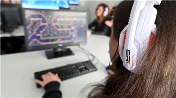 Bei der Firma Gameforge - einem Anbieter von Onlinespielen - arbeiten Beschäftigte im Game-Test-Center.