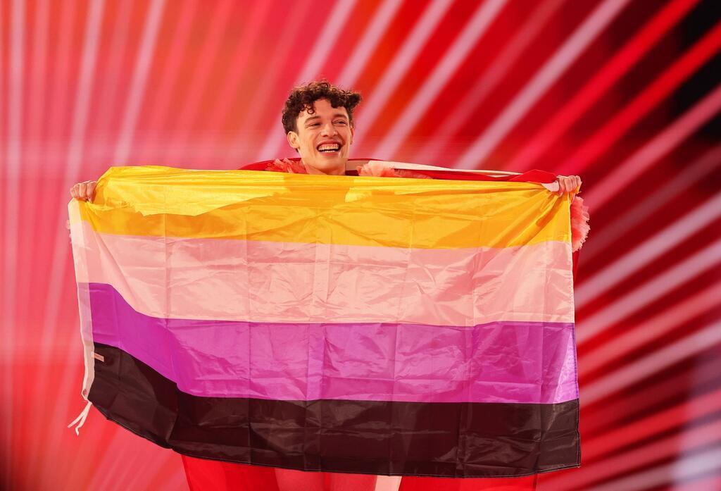 Schweiz gewinnt Chaos-ESC - Deutschland Zwölfter Bei der Flaggenparade präsentierte Nemo die non-binäre Flagge.